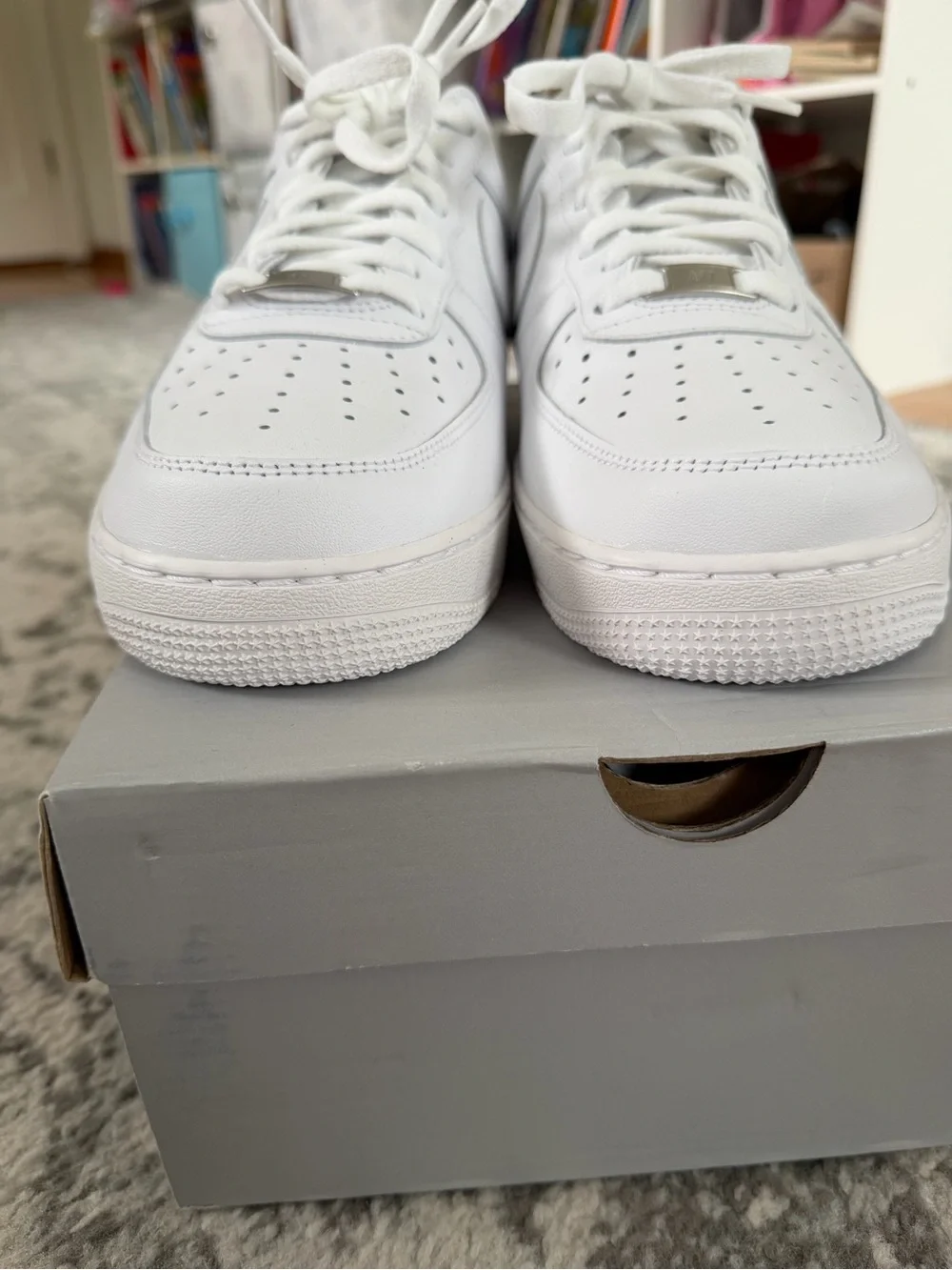 Nike Men's Low-Top Sneakers in White with Navy Accent Air Force 1 ‘07